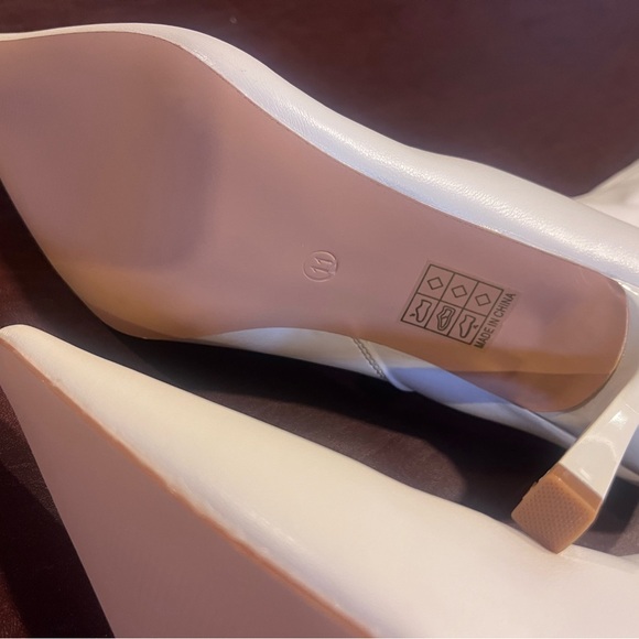 Elegant White Knee-High Women's Boots - Picture 10 of 15